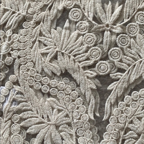 Lace Embroidered Tank Top - Picture 3 of 4